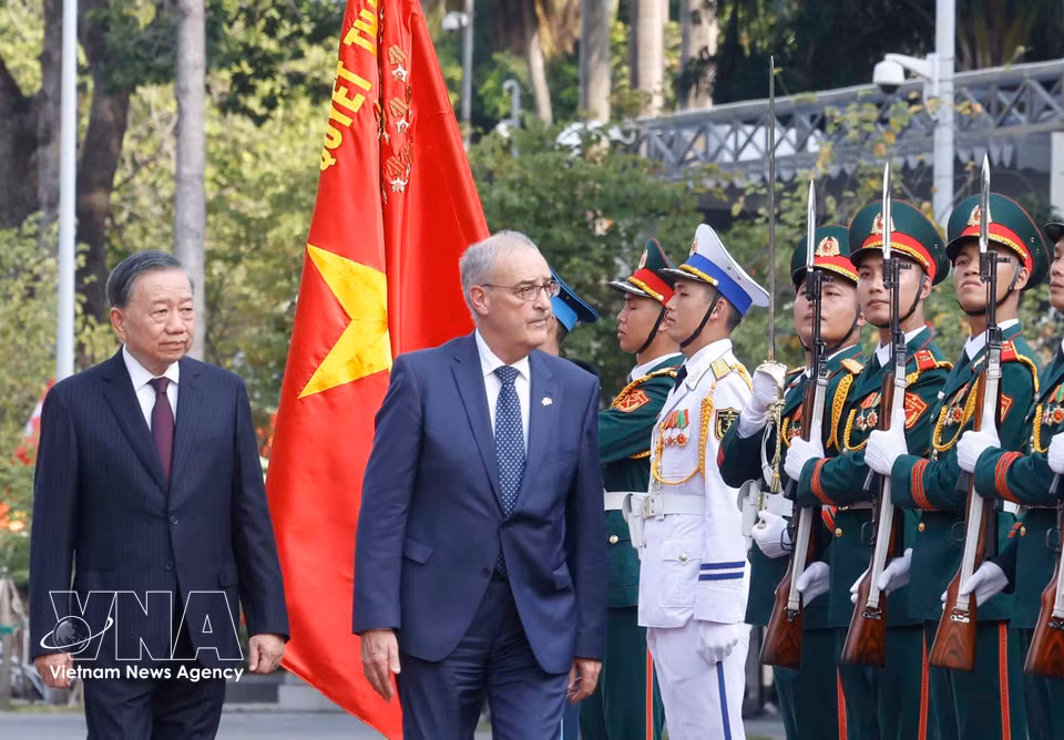 Party General Secretary and State President To Lam and Swiss President Guy Parmelin review the Guard of Honour of the Vietnam People's Army. (Photo: Thong Nhat/VNA)