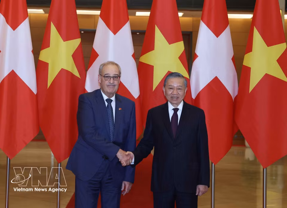Party General Secretary and State President To Lam poses for a photograph with Swiss President Guy Parmelin. (Photo: Thong Nhat/VNA)