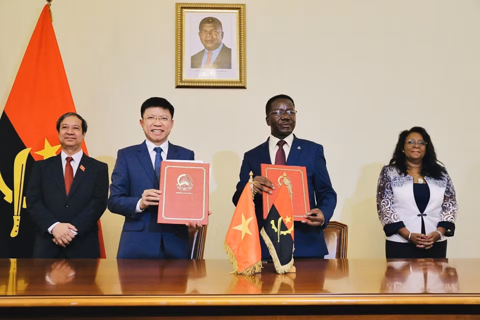 Minister of Education and Training Nguyen Kim Son and Angola’s Minister of Higher Education, Science, Technology and Innovation Maria do Rosário Bragança witness the signing of a cooperation agreement between the University of Social Sciences and Humanities, Hanoi, and Agostinho Neto University at the 7th Vietnam–Angola Intergovernmental Committee meeting (Luanda, March 28, 2024). (Photo: VNA)