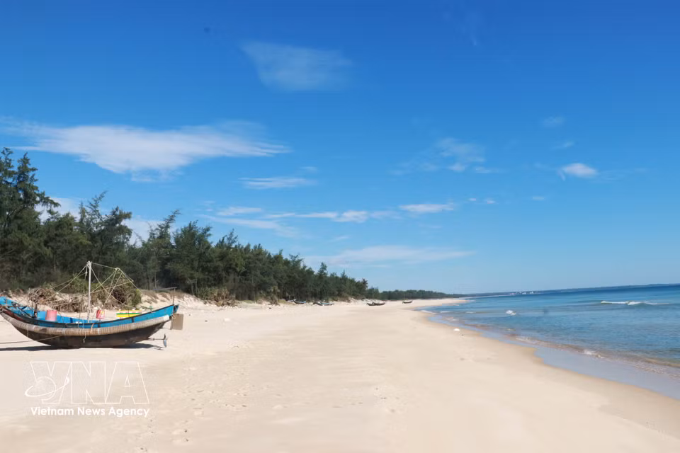 White sandy shores and crystal-clear waters at Cua Viet beach in Quang Tri province. (Photo: Tuong Vi/VNA)
