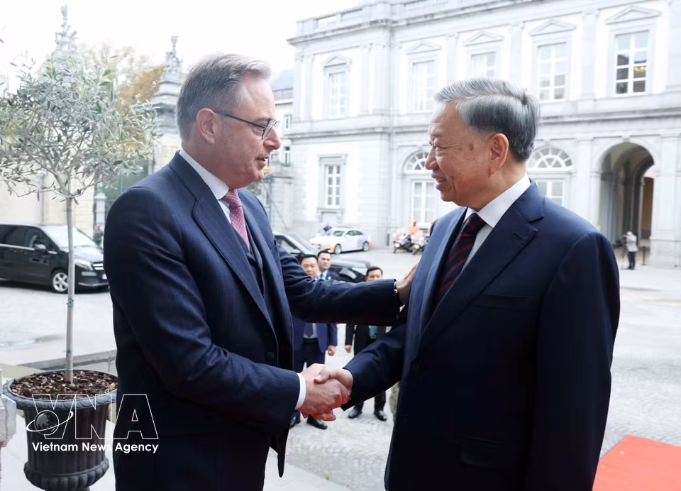 Belgian Prime Minister Bart De Wever welcomes General Secretary of the Communist Party of Vietnam Central Committee and President To Lam. (Photo: Thong Nhat/VNA)