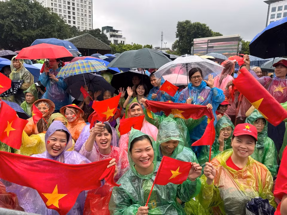 The people’s warm support is a great source of encouragement for the soldiers. (Photo: VNA)