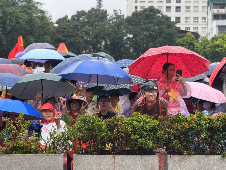 Despite heavy rain on the morning of August 27, crowds gather along city streets to welcome and cheer parade formations preparing for the 80th National Day celebration. (Photo: VNA)