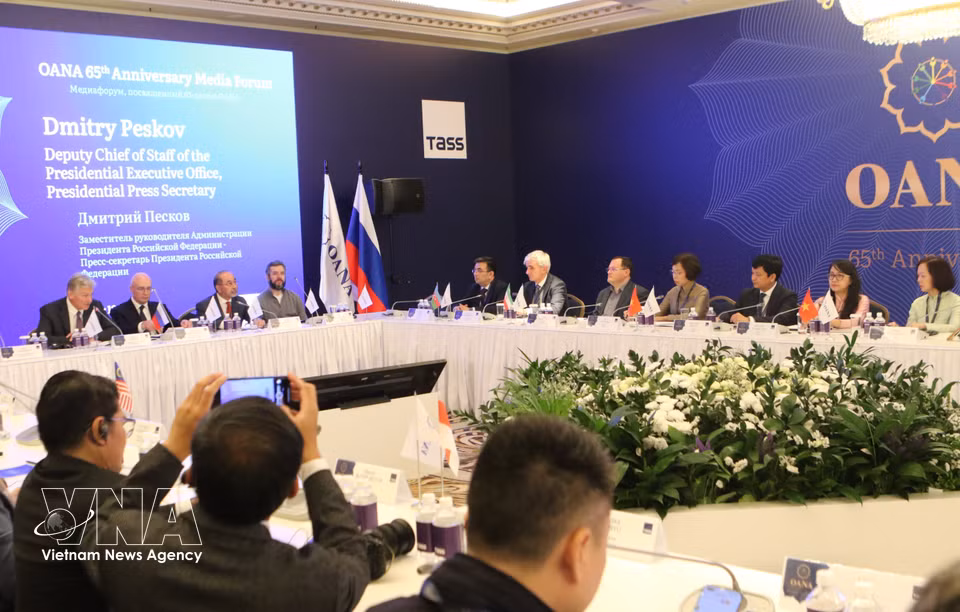 Kremlin spokesman Dmitry Peskov (far left, presidium) reads a message from Russian President Vladimir Putin to delegates attending the session. (Photo: Van Hieu/VNA)