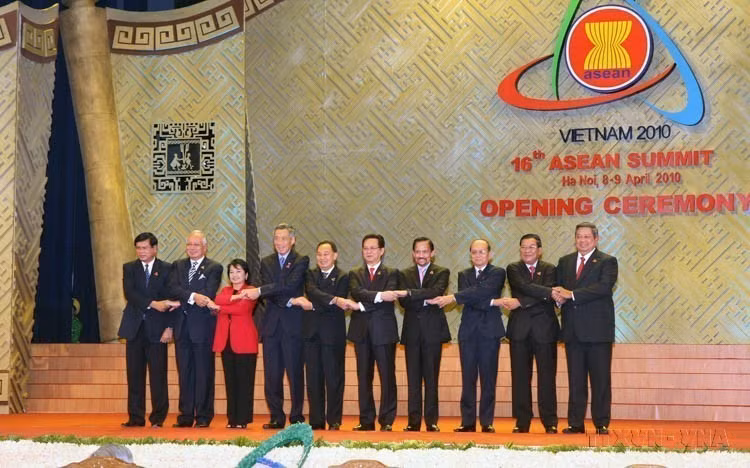 Heads of delegations attend the Opening Ceremony of the 16th ASEAN Summit at the My Dinh National Convention Centre (Hanoi, April 8, 2010). (Photo: VNA)