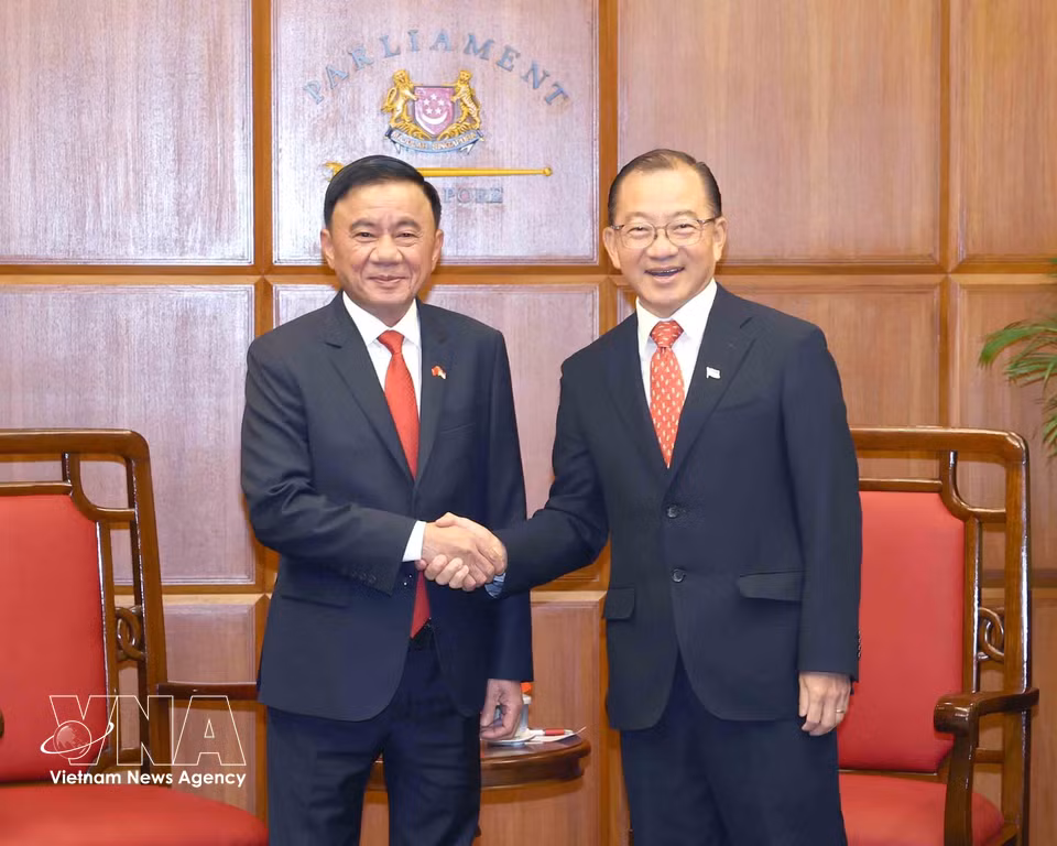 Member of the Political Bureau and Permanent Member of the Secretariat of the CPV Central Committee Tran Cam Tu meets Speaker of the Parliament of Singapore Seah Kian Peng. (Photo: Phuong Hoa/VNA)