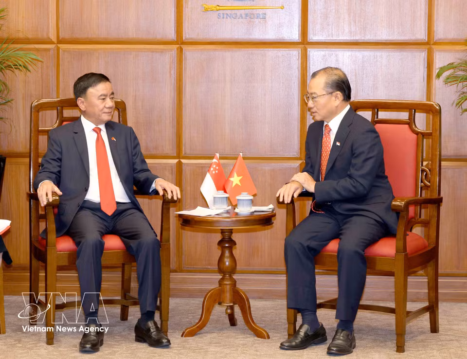 Member of the Political Bureau and Permanent Member of the Secretariat of the CPV Central Committee Tran Cam Tu meets Speaker of the Parliament of Singapore Seah Kian Peng. (Photo: Phuong Hoa/VNA)