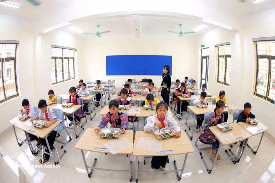 Students have lunch at Yen Son Ethnic Boarding Primary and Secondary School in Son La province. Photo: Quang Quyet/VNA