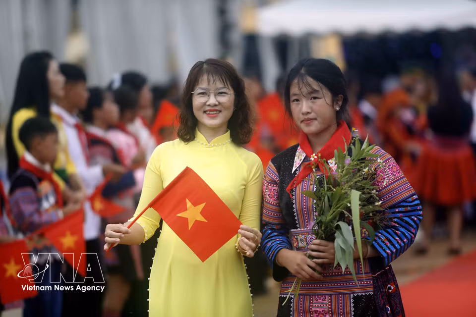 Teachers and students celebrate the inauguration of Yen Son Ethnic Boarding Primary and Secondary School in Son La province. Photo: Quang Quyet/VNA