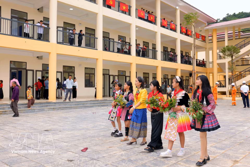 Teachers and students celebrate the inauguration of Yen Son Ethnic Boarding Primary and Secondary School in Son La province. Photo: Quang Quyet/VNA