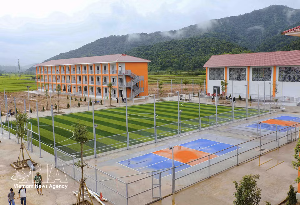 An artificial-turf football pitch, boarding facilities and a multi-purpose building provide students at Sam Mun Ethnic Boarding Primary and Secondary School in Dien Bien province with space to study, exercise and take part in extracurricular activities. Photo: Xuan Tu/VNA