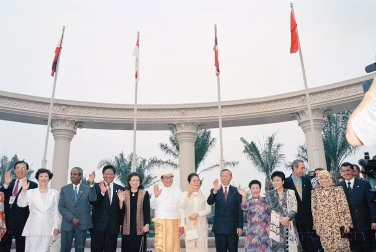 ASEAN Foreign Ministers and their spouses welcome Laos and Myanmar as official ASEAN members (Malaysia, 1997). (Photo: VNA)