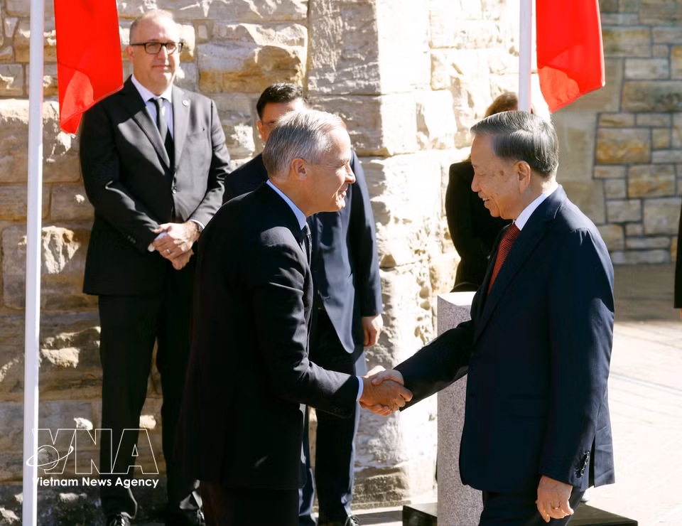 Canada’s Prime Minister Mark Carney welcomes Party General Secretary and President To Lam. (Photo: Thong Nhat/VNA)