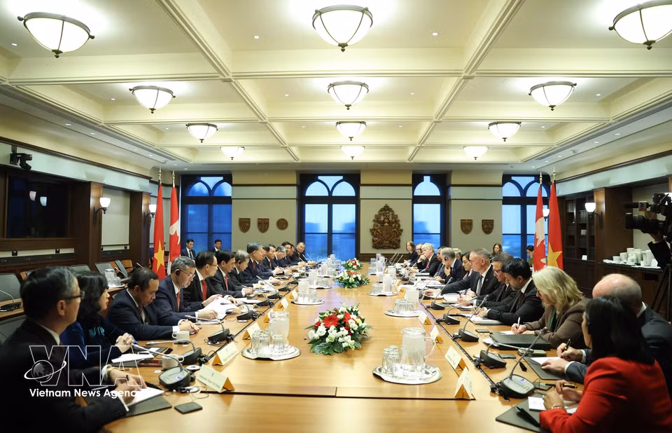 Party General Secretary and President To Lam holds talks with Canada’s Prime Minister Mark Carney. (Photo: Thong Nhat/VNA)