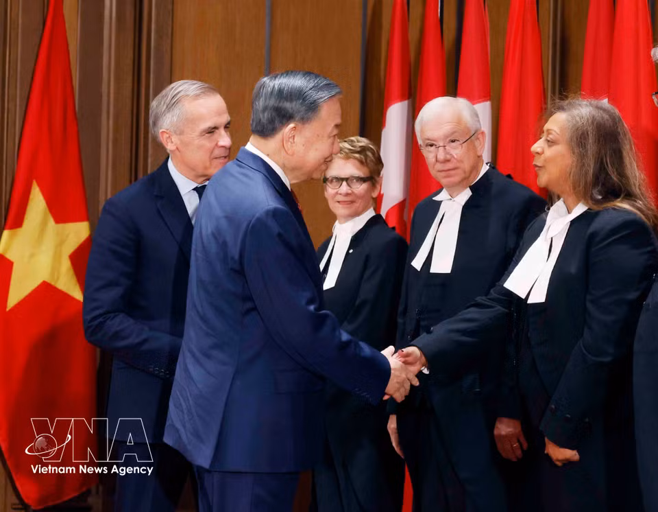 Party General Secretary and President To Lam with Canadian delegates. (Photo: Thong Nhat/VNA)