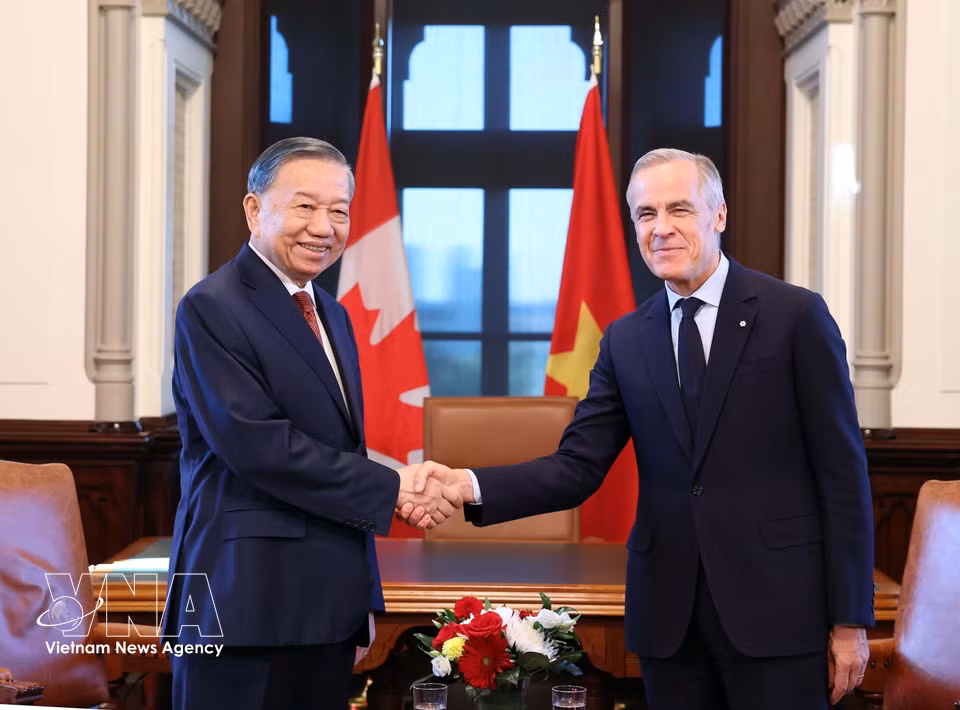 Party General Secretary and President To Lam holds a restricted meeting with Canada’s Prime Minister Mark Carney. (Photo: Thong Nhat/VNA)