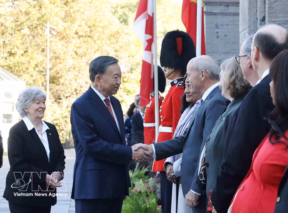General Secretary and President To Lam meets members of the Canadian delegation. (Photo: Thong Nhat/VNA)