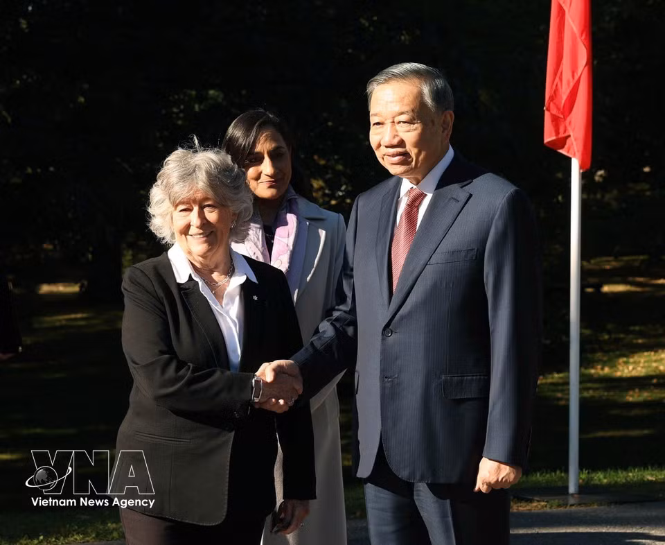 Canadian Governor General Louise Arbour welcomes General Secretary and President To Lam. (Photo: Thong Nhat/VNA)