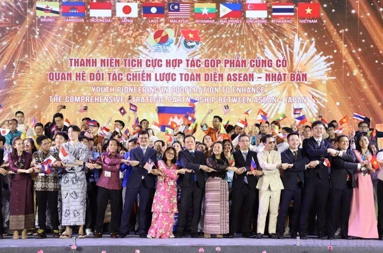 Deputy Prime Minister Tran Luu Quang and delegates attend the ASEAN–Japan Festival 2023 cultural performance programme (Ho Chi Minh City, December 13, 2023). (Photo: VNA)