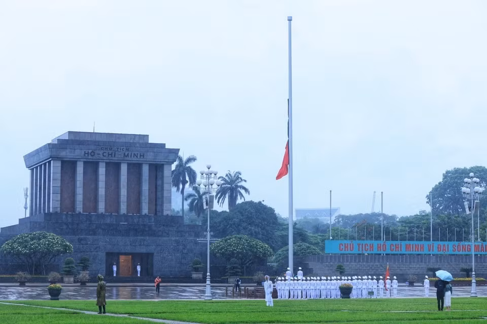 Mourning flag raised for former President Tran Duc Luong at Ba Dinh Square in Hanoi (Photo: VNA)