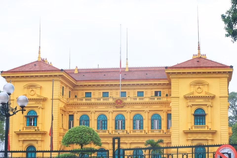 Mourning flag raised for former President Tran Duc Luong at the Presidential Palace (Photo: VNA)