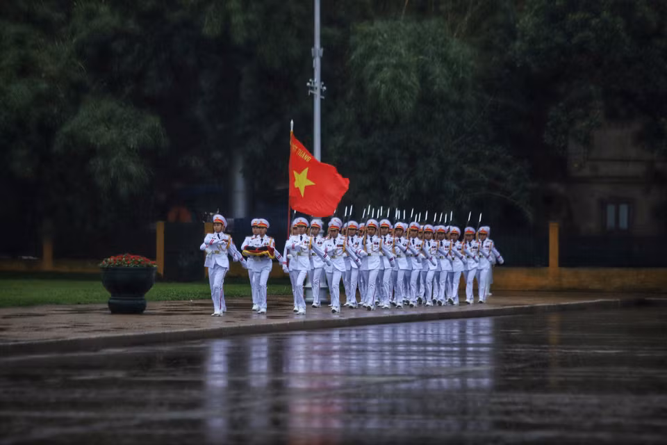 Honour guards perform the flag-lowering ceremony for the state funeral of former President Tran Duc Luong. (Photo: VNA)