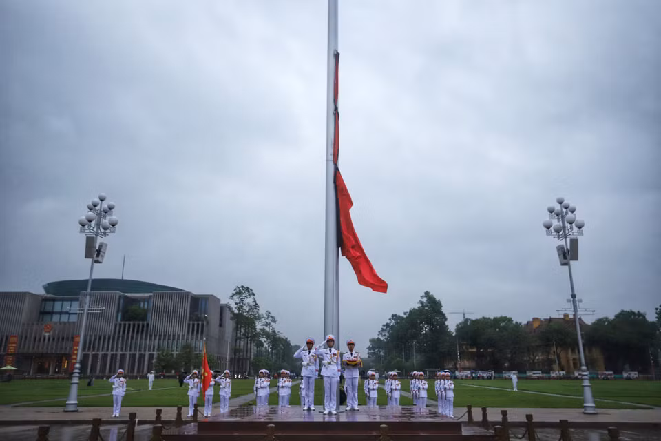Honour guards perform the flag-lowering ceremony for the state funeral of former President Tran Duc Luong. (Photo: VNA)