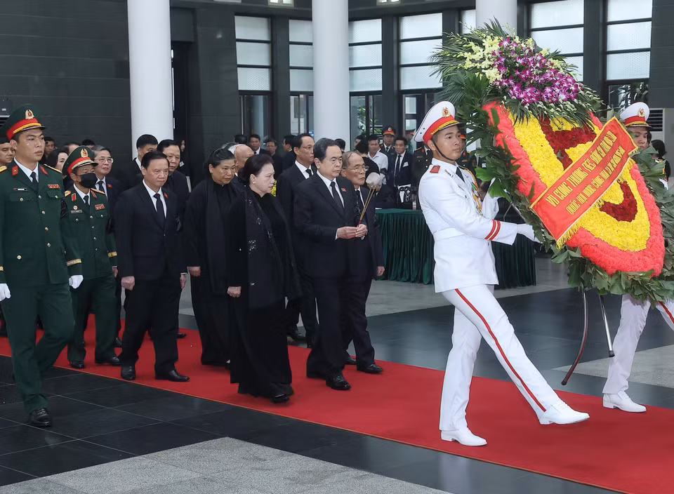 The National Assembly delegation, led by Chairman Tran Thanh Man, pays tribute to former President Tran Duc Luong. (Photo: VNA)