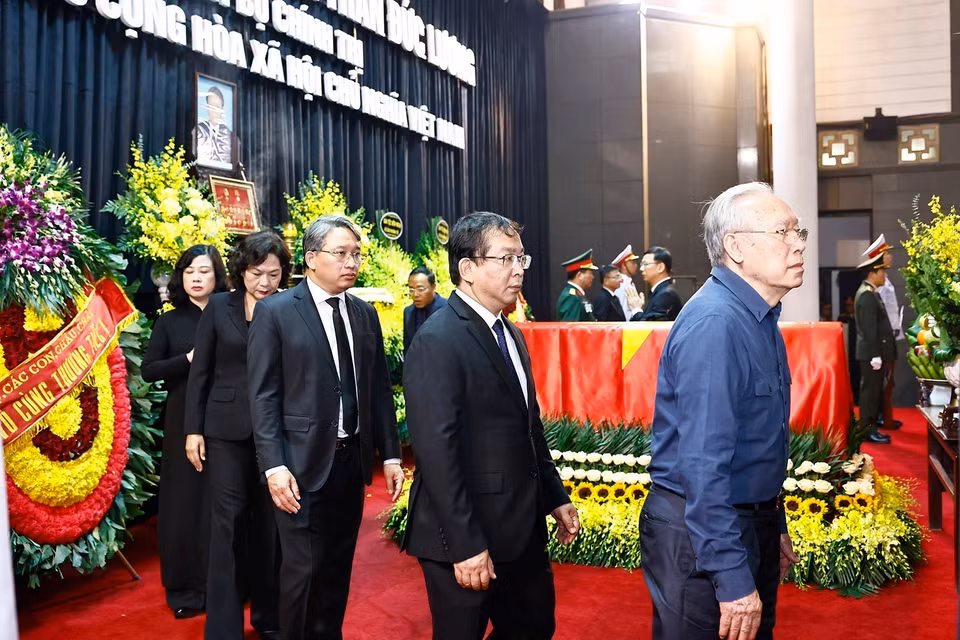 The Government delegation, led by Prime Minister Pham Minh Chinh, pays tribute to former President Tran Duc Luong. (Photo: VNA)
