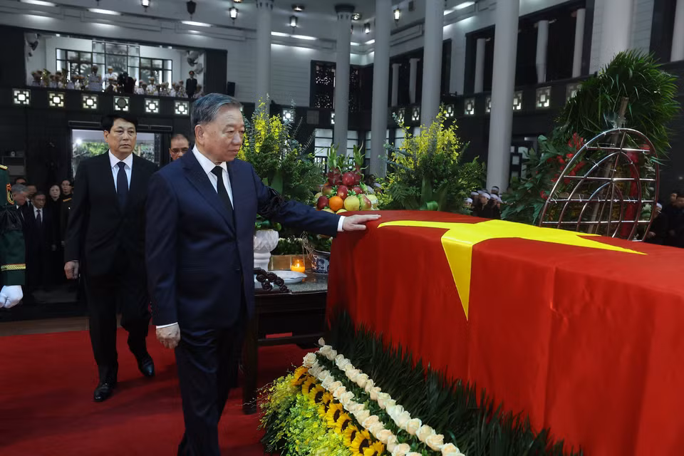 The delegation of the Party Central Committee, led by General Secretary To Lam, pays tribute to former President Tran Duc Luong. (Photo: VNA)