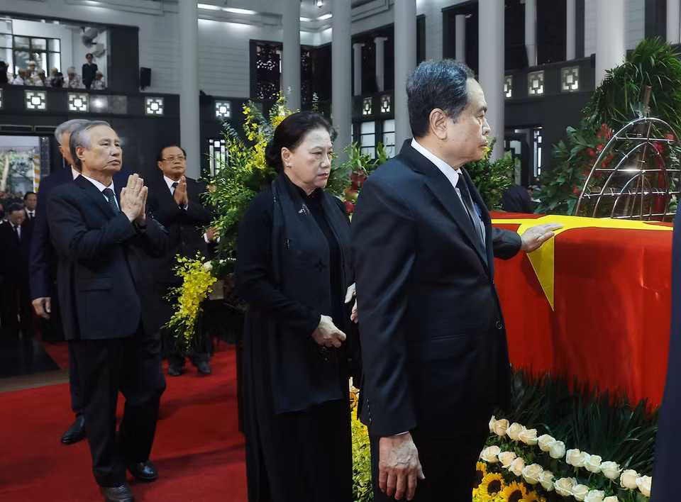The delegation of the Party Central Committee, led by General Secretary To Lam, pays tribute to former President Tran Duc Luong. (Photo: VNA)