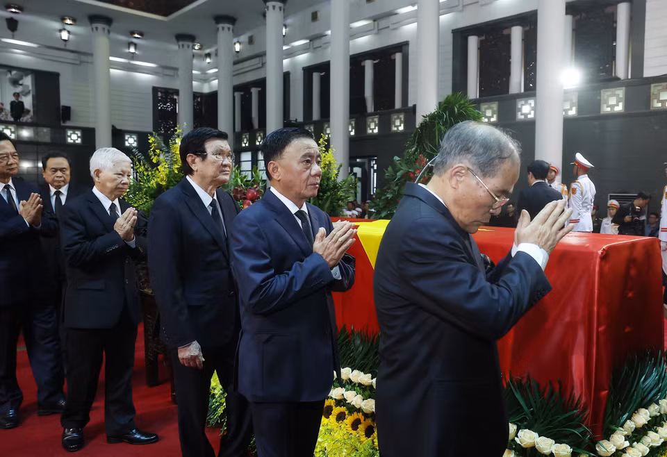 The delegation of the Party Central Committee, led by General Secretary To Lam, pays tribute to former President Tran Duc Luong. (Photo: VNA)