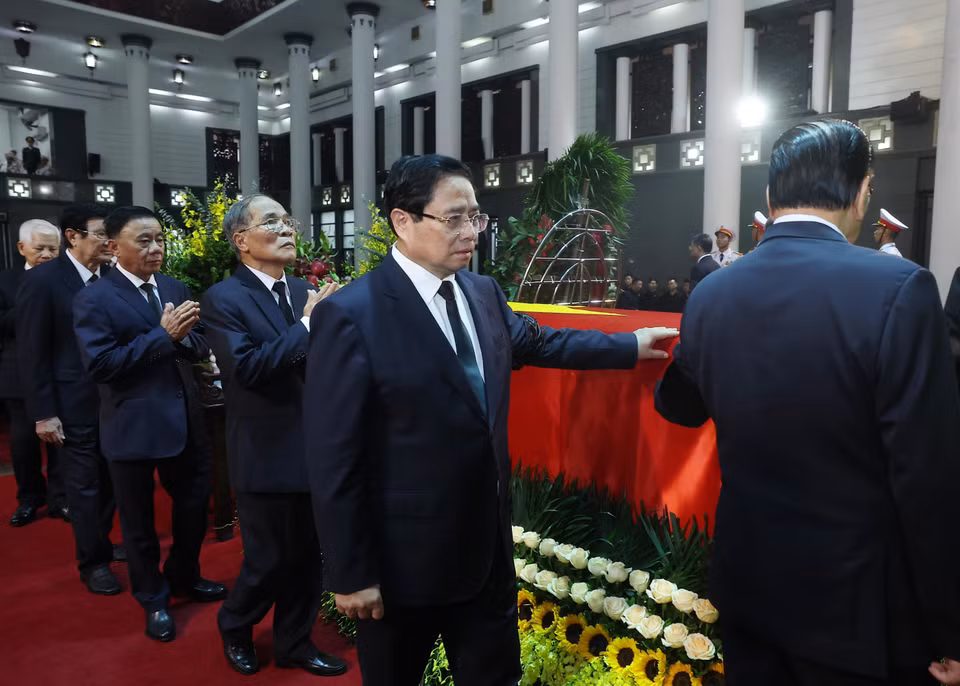 The delegation of the Party Central Committee, led by General Secretary To Lam, pays tribute to former President Tran Duc Luong. (Photo: VNA)