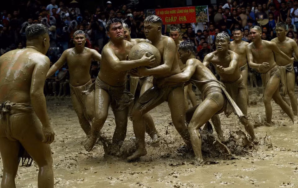 Players engage in the water ball wrestling match with movements as graceful as ballet dancers. (Photo: An Thanh Dat/VNA)