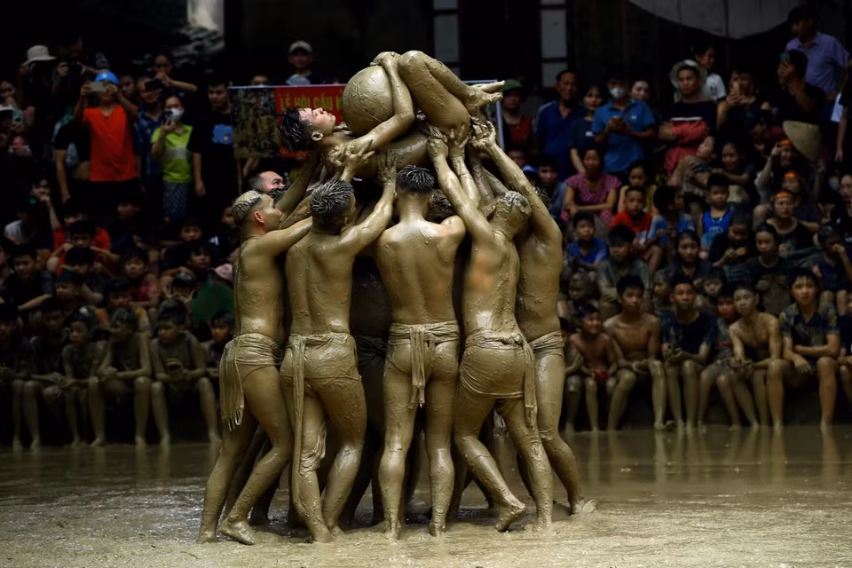 The winner of the ball is thought to harness the sun’s energy and receive blessings. (Photo: An Thanh Dat/VNA)﻿