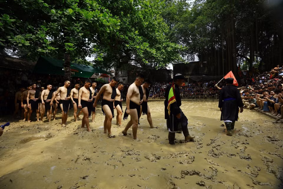 Sixteen strong young men, known as "ball warriors," compete on the main field of the Tam Giang Temple in Yen Vien hamlet, Van Ha commune, Viet Yen district, Bac Giang province. (Photo: An Thanh Dat/VNA)
