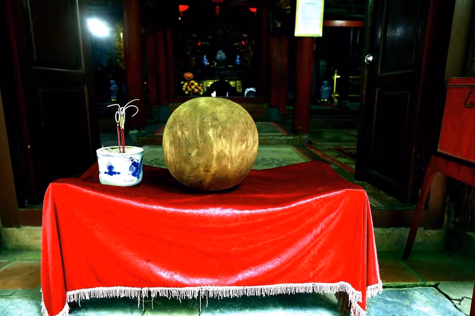 The wooden jackfruit ball, weighing around 20 kg, symbolises the sun. (Photo: An Thanh Dat/VNA)
