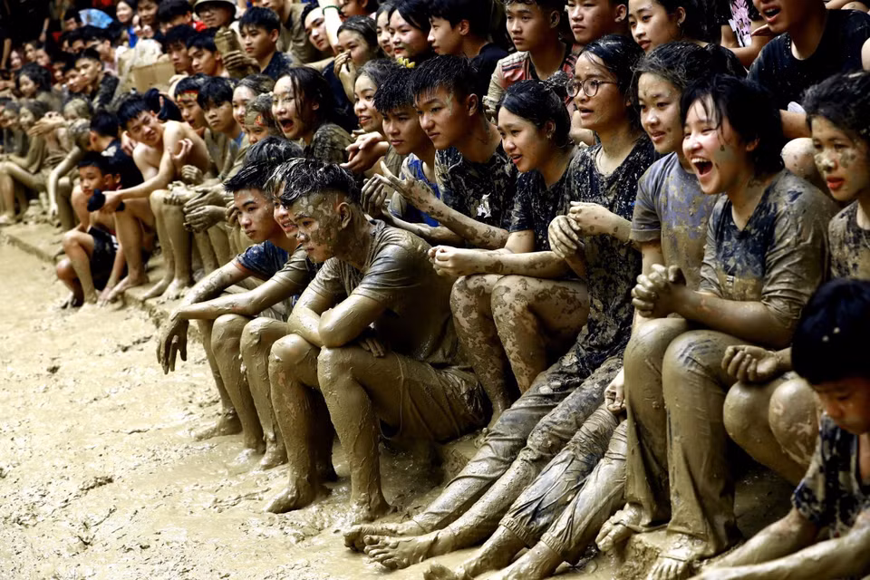 Visitors often leave the festival with muddy clothes but cheerful smiles, as it is believed to bring good luck. (Photo: An Thanh Dat/VNA)