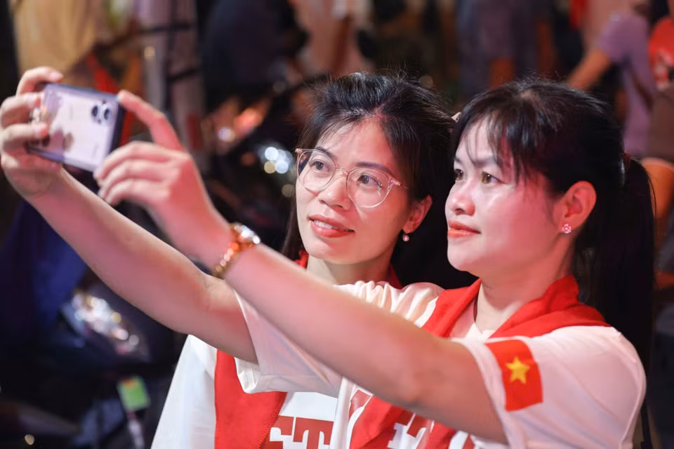 The atmosphere of pride and anticipation spreads across the capital as people gather for the 80th National Day parade. (Photo: VNA)
