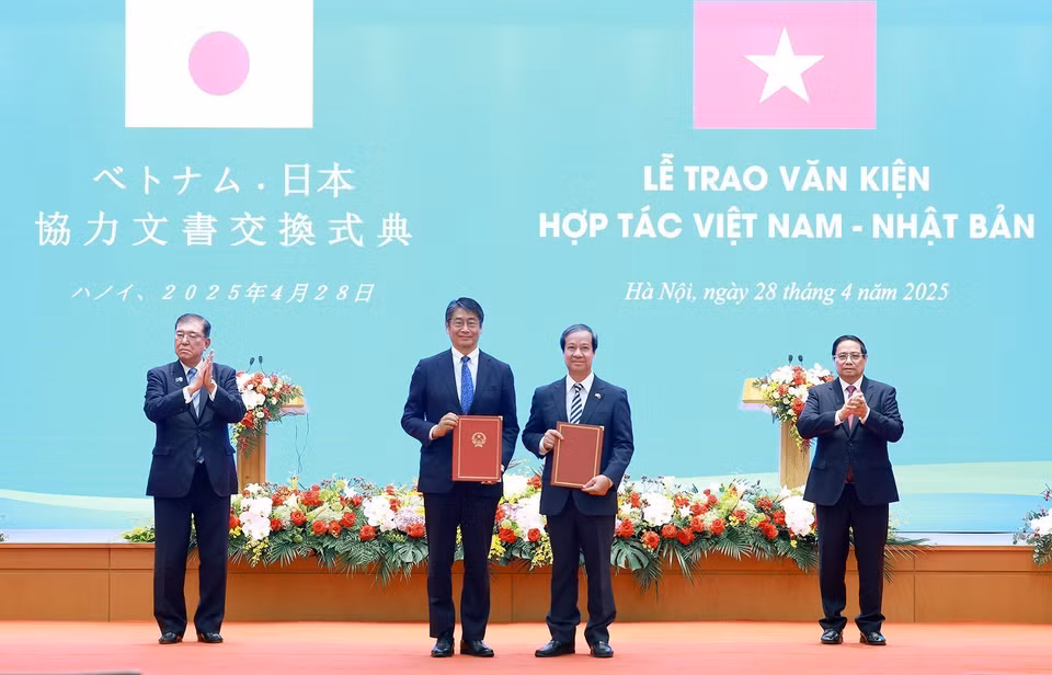 Prime Minister Pham Minh Chinh and Japanese Prime Minister Ishiba Shigeru witnessed the signing and exchange of cooperation documents between the two countries. (Photo: VNA)