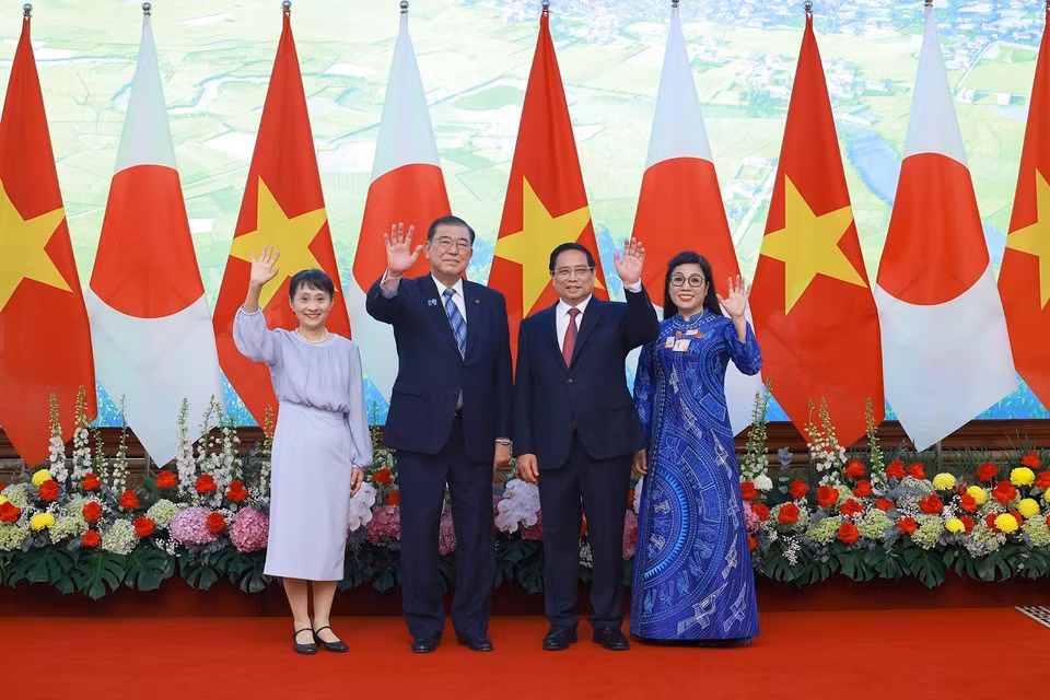 Prime Minister Pham Minh Chinh and his spouse, together with Japanese Prime Minister Ishiba Shigeru and his spouse, pose for a group photo. (Photo: VNA)