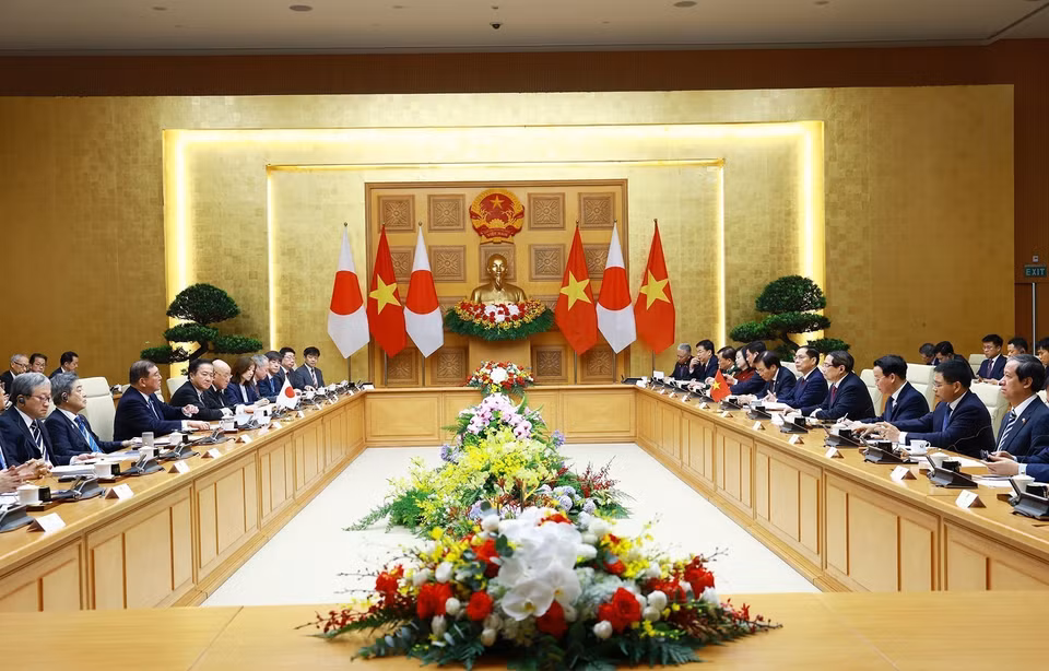 Prime Minister Pham Minh Chinh holds talks with Japanese Prime Minister Ishiba Shigeru. (Photo: VNA)