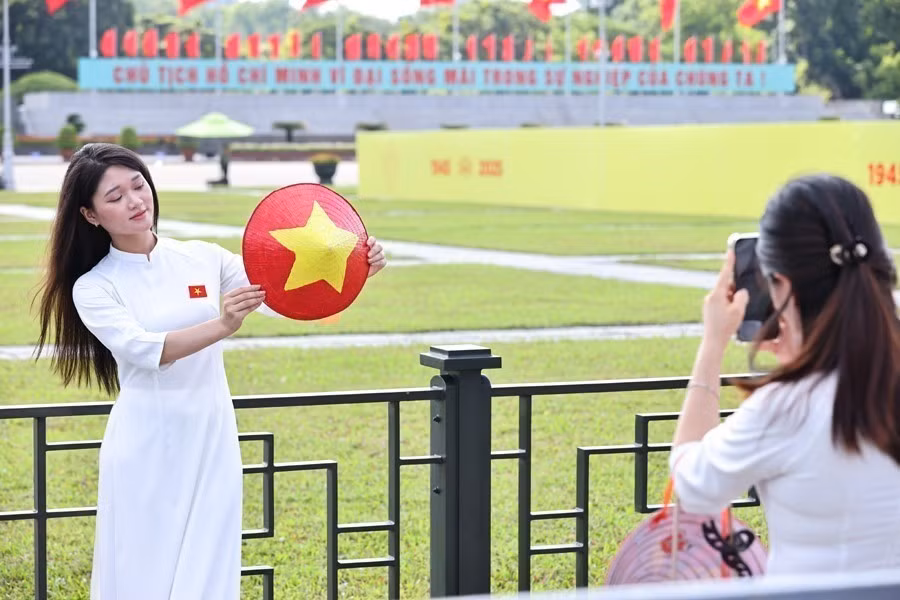 The traditional ao dai remains a favourite among young people for preserving meaningful moments in the lead-up to the 80th anniversary of the August Revolution and National Day. (Photos: VNA)
