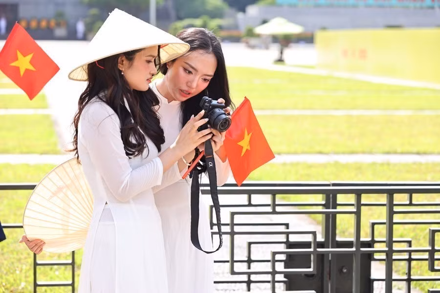 The traditional ao dai remains a favourite among young people for preserving meaningful moments in the lead-up to the 80th anniversary of the August Revolution and National Day. (Photos: VNA)