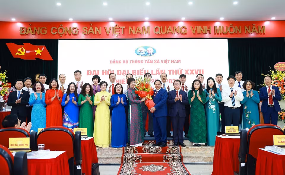 Prime Minister Pham Minh Chinh, Politburo member and Secretary of the Government Party Committee, presents flowers to congratulate the Executive Committee of the Vietnam News Agency’s Party organisation for the 2025–2030 term. (Photo: VNA)