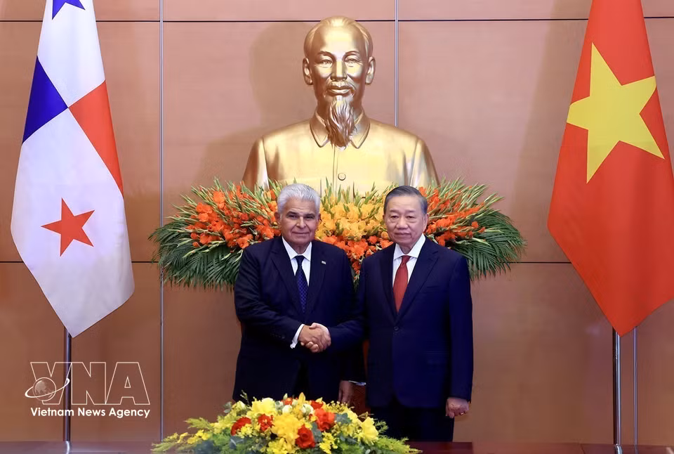 Party General Secretary and President To Lam and Panama President José Raúl Mulino pose for a group photo. (Photo: Tuan Anh/VNA)