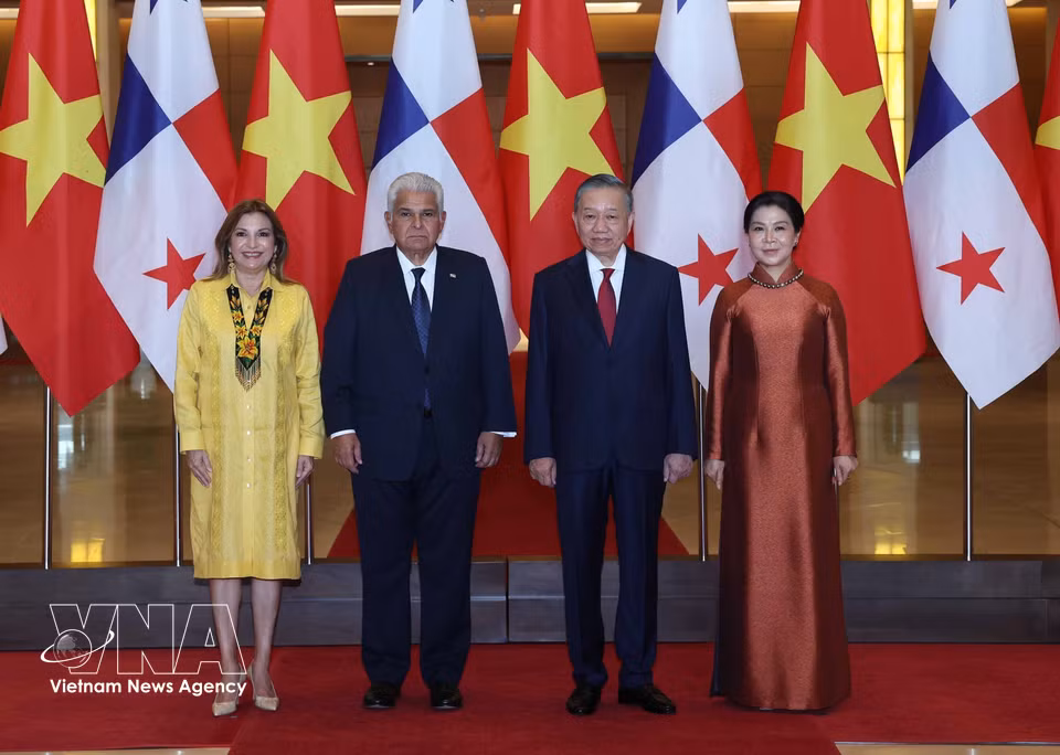 Party General Secretary and President To Lam and spouse pose for a group photo with President of the Republic of Panama José Raúl Mulino and spouse. (Photo: Tuan Anh/VNA)