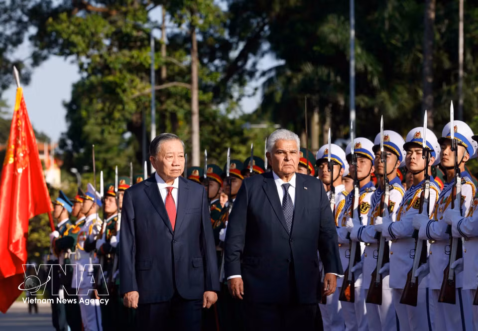 Party General Secretary and President To Lam and Panama President José Raúl Mulino inspect the Guard of Honour of the Vietnam People's Army. (Photo: Thong Nhat/VNA)