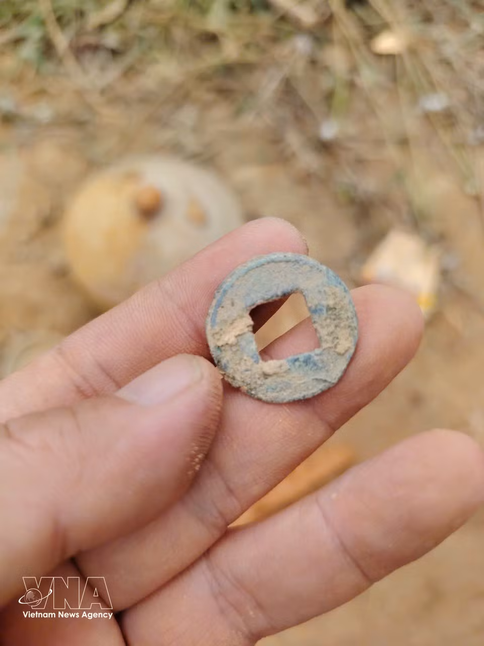 A number of glazed ceramic artefacts, coins and metal objects are unearthed during the excavation. (Photo: Ho Ha/VNA)
