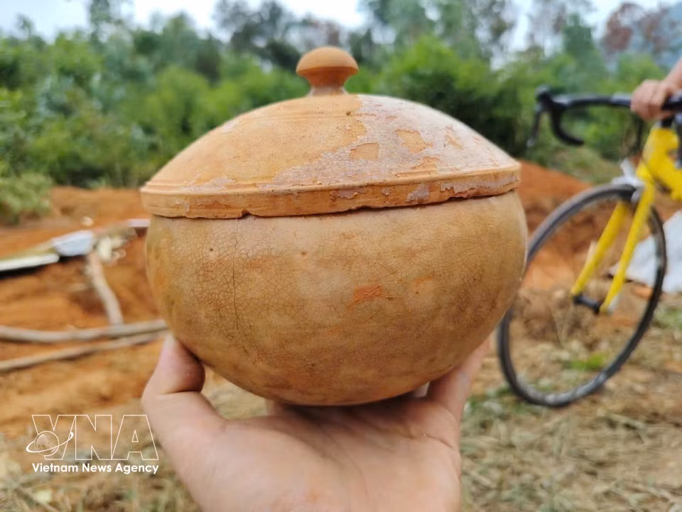 A number of glazed ceramic artefacts, coins and metal objects are unearthed during the excavation. (Photo: Ho Ha/VNA)